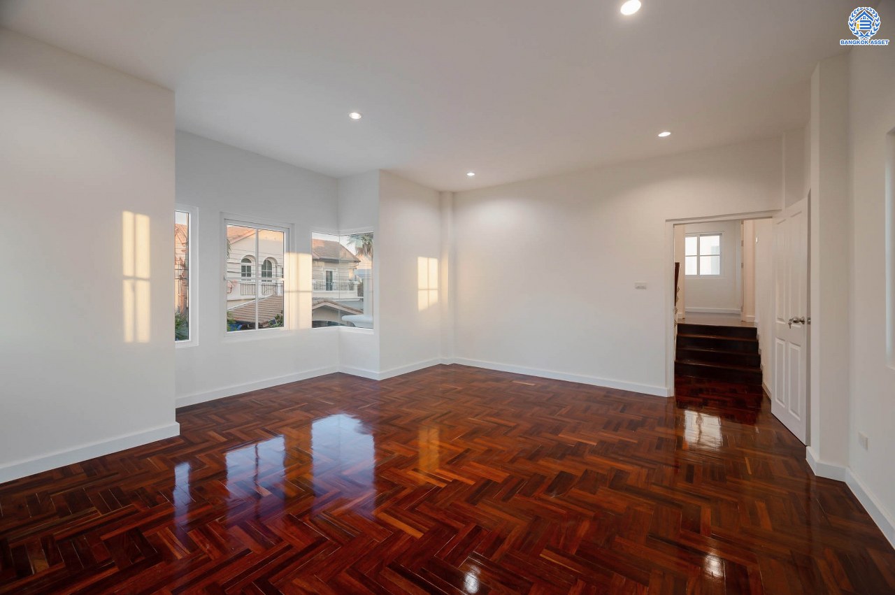 บ้านมือสองตกแต่งใหม่ โครงการ นราวดี  วงแหวน-พระราม5 เนื้อที่กว้าง 58.5 ตร.ว. พื้นที่ใช้สอย 157.3 ตร.ม. ฟังก์ชัน 4  ห้องนอน (ห้องนอนชั้นล่าง 1 ห้อง) 4 ห้องน้ำ 2 ที่จอดรถ บนทำเลติดถนนนครอินทร์ เดินทางง่าย เชื่อมต่อถนนกาญจนาภิเษก, ถนนนครอินทร์, ถนนราชพฤกษ์, ถนนพระราม5 ใกล้จุดขึ้นทางด่วน "ศรีรัช"